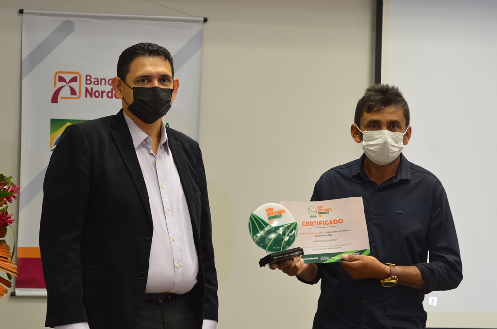 Diogo Martins entregou o prêmio ao apicultor Jorge Bezerra, de Belém do Piauí (Foto: divulgação)